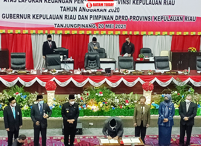 Penandatangan berita acara serah terima LHP LKPD Provinsi Kepri oleh Gubernur dan BPK Kepri